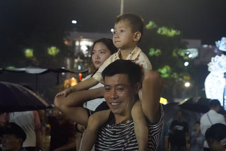 Anh Nguyễn Tuấn Tùng (quận Long Biên, Hà Nội) chia sẻ đây là lần đầu tiên anh cùng gia đình theo dõi một buổi bắn pháo hoa tại tỉnh Phú Thọ. (Ảnh: Việt Anh/Vietnam+)