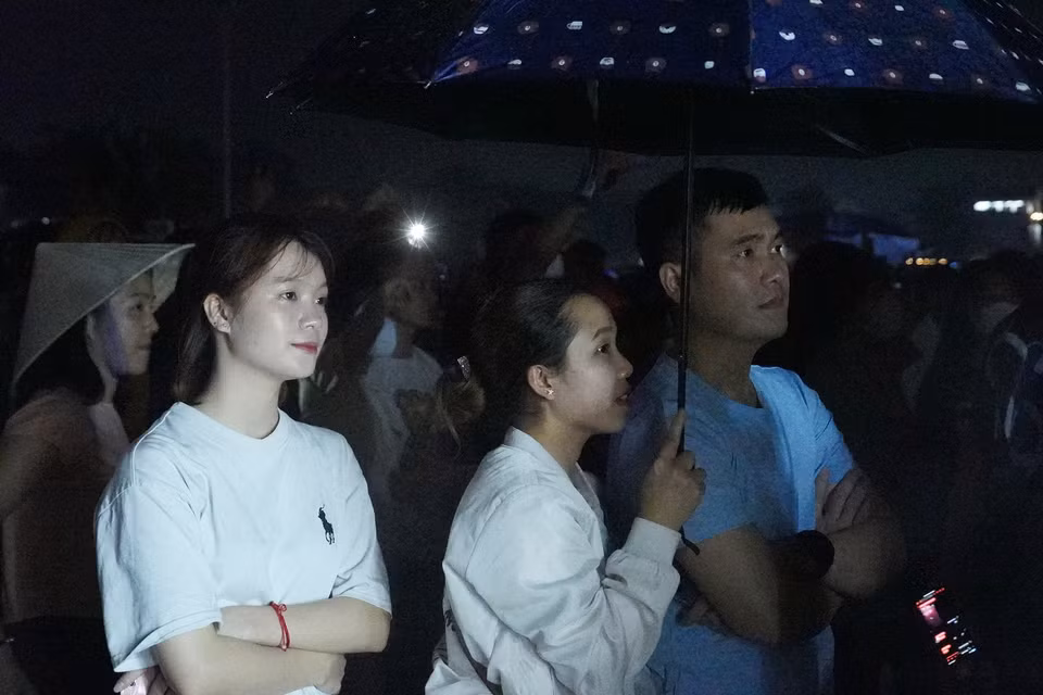 Nhiều bạn trẻ cũng nhân dịp Đại Lễ để về Đất Tổ thưởng thức màn trình diễn nghệ thuật đặc sắc. (Ảnh: Việt Anh/Vietnam+)