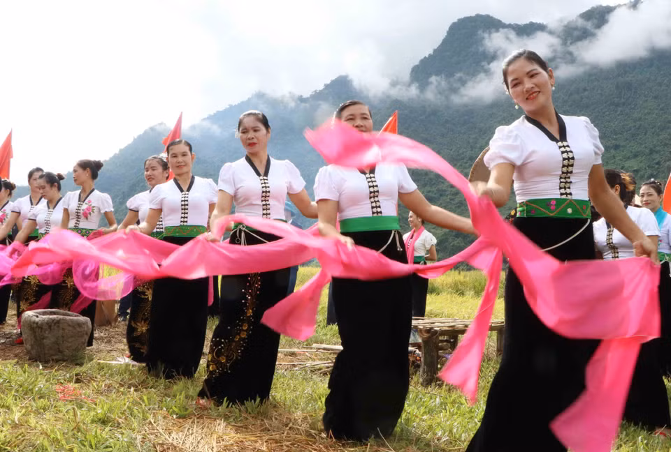 Khi chủ tế làm lễ cúng, mọi người chung quanh cùng đàn và múa theo. (Ảnh: Nguyễn Oanh/TTXVN)
