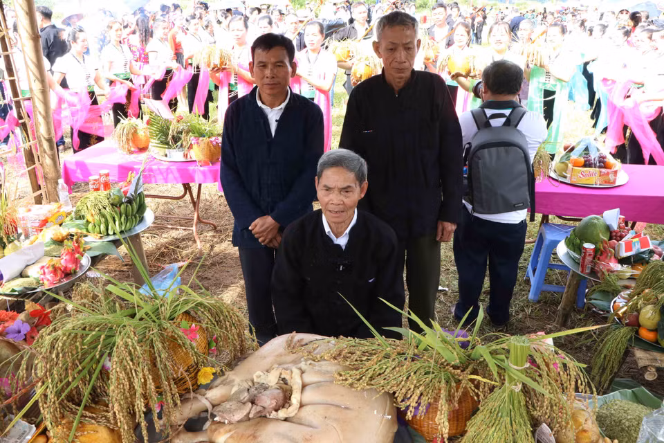 Chủ tế thực hiện nghi thức cúng thần linh, cầu phúc và tạ ơn để kết thúc phần lễ. (Ảnh: Nguyễn Oanh/TTXVN)