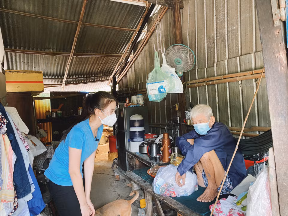 Không chỉ đến trao quà, Đỗ Hà còn ghé từng nhà để hỏi thăm về cuộc sống cũng như an ủi, động viên bà con nơi đây. Đa số đều là những lao động nghèo, công nhân thất nghiệp hay sinh viên bị kẹt lại Sài Gòn trong mùa dịch. Cô cũng gặp gỡ những gia đình có hoàn cảnh đặc biệt, người khuyết tật và người già neo đơn. (Ảnh: CTV/Vietnam+)