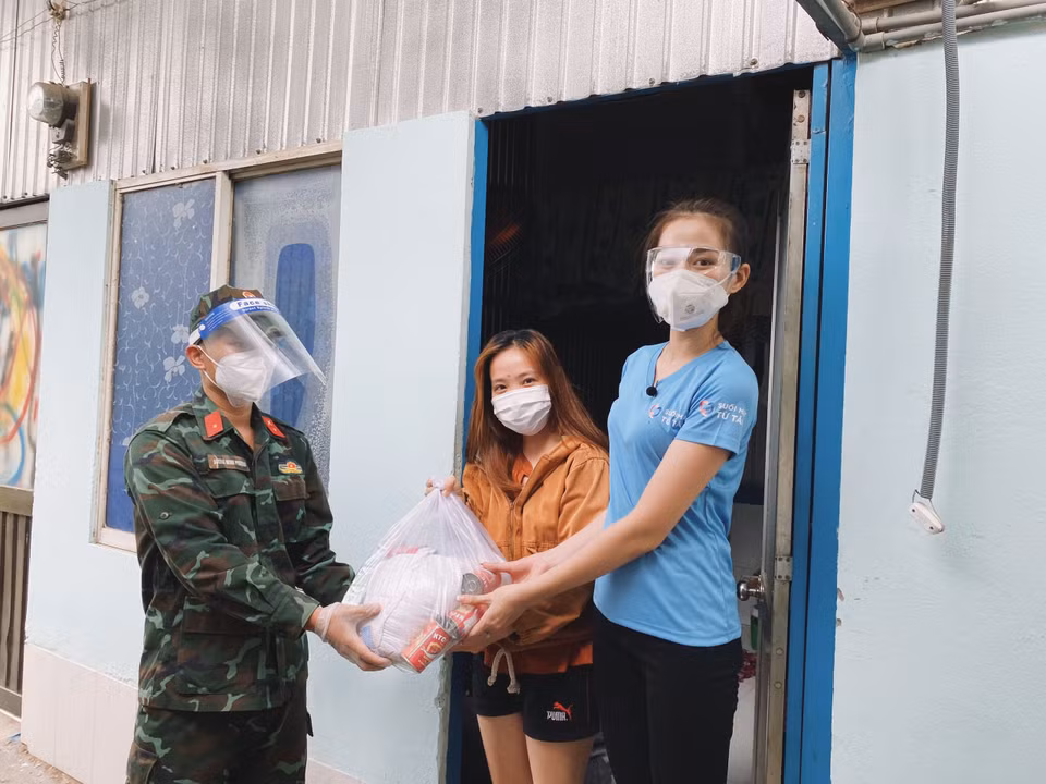 Mỗi phần gồm gạo, cá hộp và sữa tươi. Đây đều là những phần quà thiết thực giúp chia sẻ khó khăn cùng người dân sau mùa dịch. Đặc biệt, nàng hậu còn nhận được sự giúp sức từ các chiến sỹ bộ đội trong quá trình chuẩn bị. (Ảnh: CTV/Vietnam+)