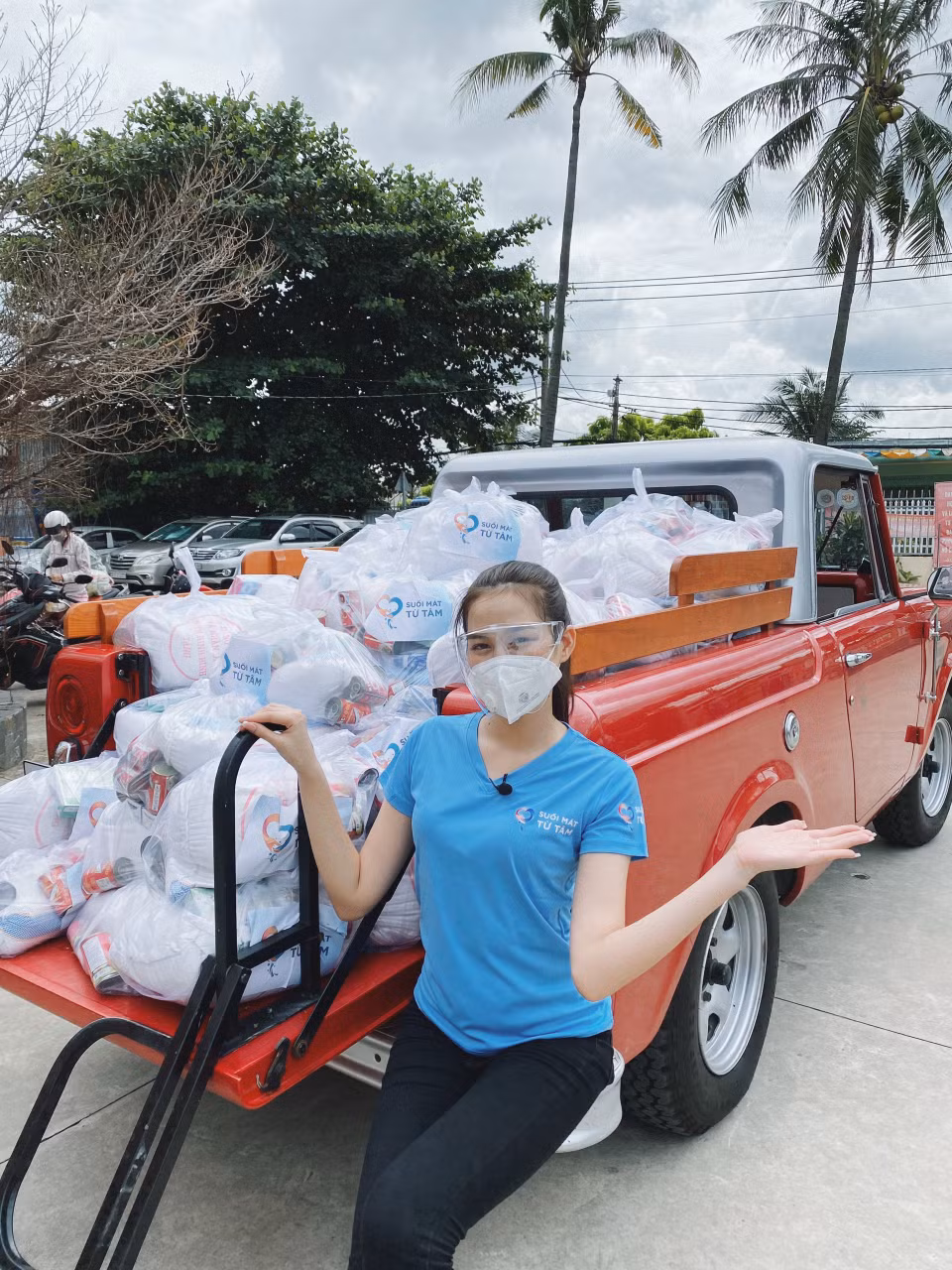 Dưới cương vị Chủ tịch danh dự Câu lạc bộ Suối mát từ tâm, Hoa hậu Đỗ Hà đã kết hợp cùng Ủy ban Mặt trận Tổ quốc Việt Nam quận Bình Thạnh và đoàn thanh niên quận Bình Thạnh tặng quà bà con nghèo, người khuyết tật, người già neo đơn. (Ảnh: CTV/Vietnam+)
