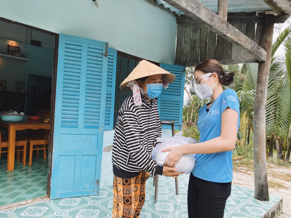 Trước đó, Đỗ Hà cũng đã đồng hành cùng chương trình đóng góp nguyên liệu từ xa trong hoạt động bếp ăn phục vụ đội ngũ tuyến đầu. (Ảnh: CTV/Vietnam+)