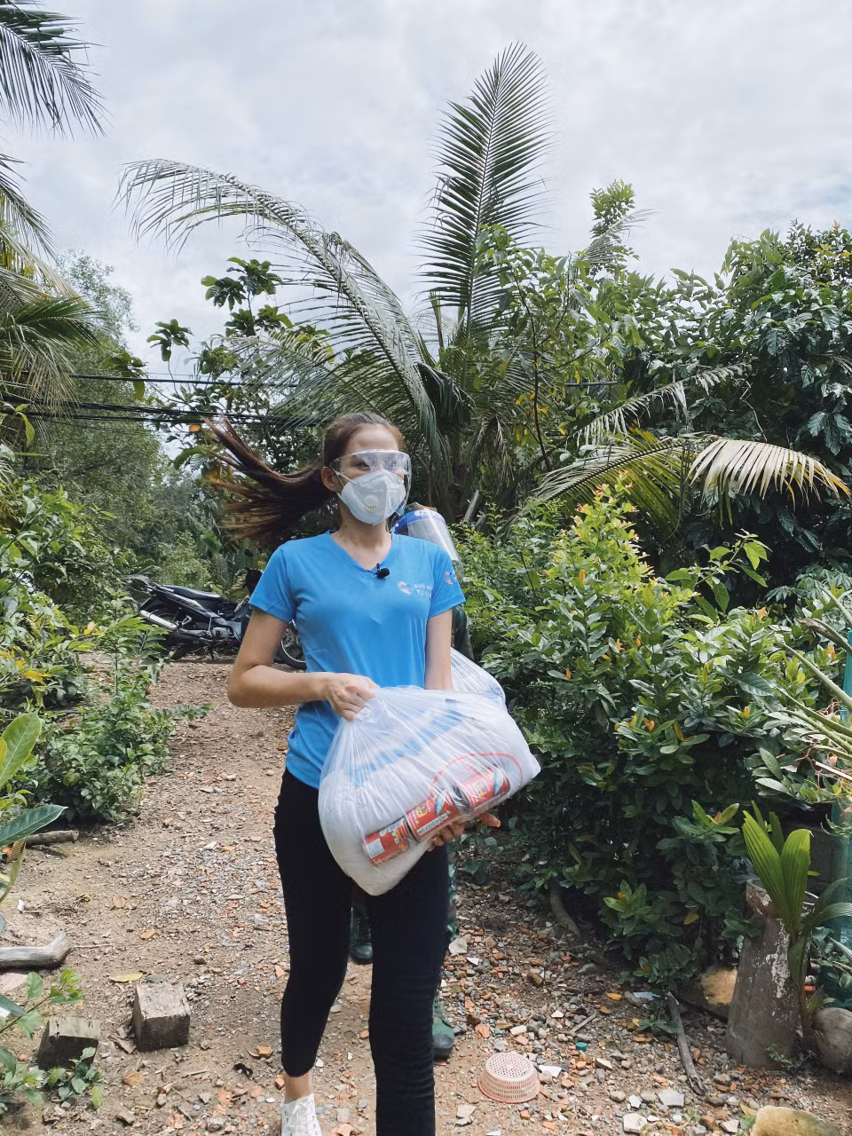 Sau khi vừa đáp chuyến bay đến Thành phố Hồ Chí Minh, Đỗ Hà đã lập tức lên đường để trao quà đến bà con đang sinh sống tại khu vực đường Bình Quới, phường 28, quận Bình Thạnh. (Ảnh: CTV/Vietnam+)