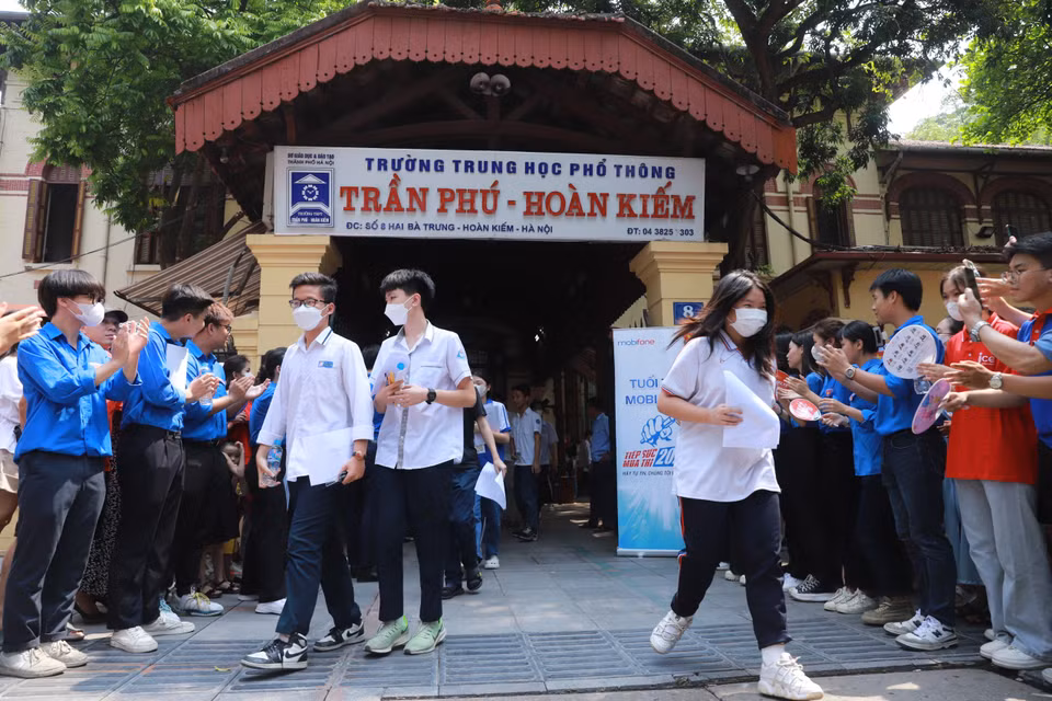 Ghi nhận tại nhiều điểm thi ở Hà Nội sau khi kết thúc bài thi môn Ngữ văn, các sỹ tử Thủ đô rời phòng thi với tâm trạng vui vẻ và tự tin. (Ảnh: PV/Vietnam+)