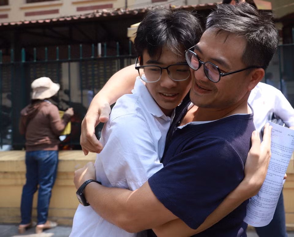 Nhiều phụ huynh vui mừng khi con thông báo đề thi không quá khó. (Ảnh: PV/Vietnam+)