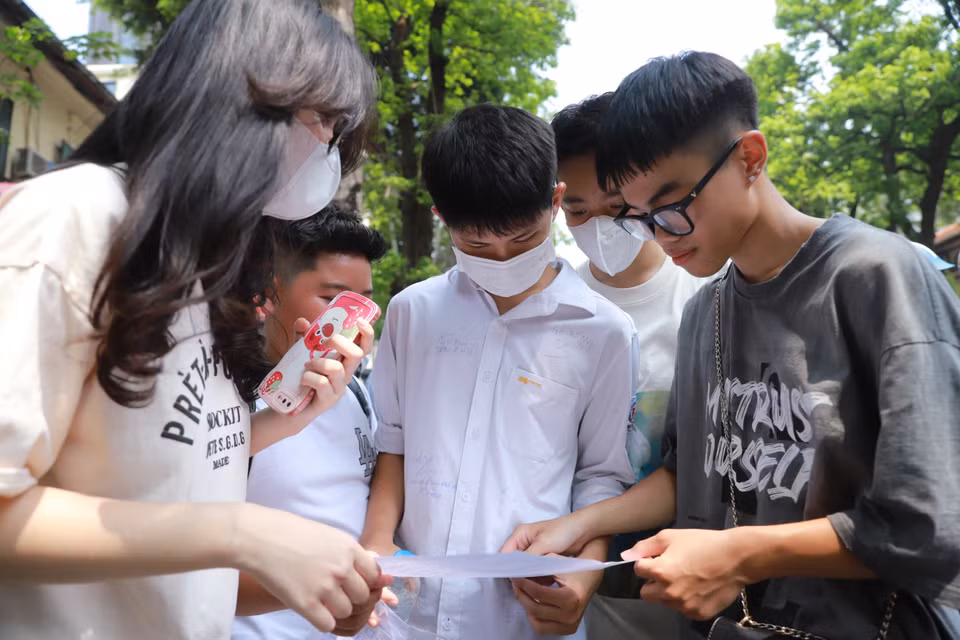 Các sỹ tử bàn luận về đề thi năm nay: Tác phẩm 'Những ngôi sao xa xôi' của nhà văn Lê Minh Khuê và câu nghị luận 'ý nghĩa của việc làm chủ cảm xúc bản thân.' (Ảnh: PV/Vietnam+)