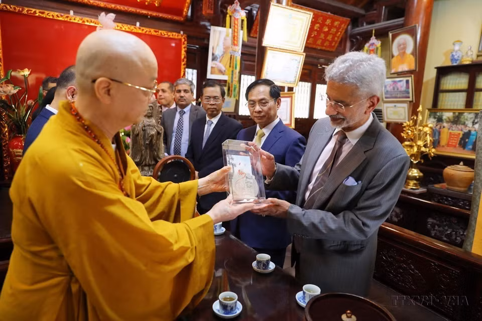 Hà Nội luôn hội tụ nhiều tinh hoa văn hóa và khẳng định là trung tâm chính trị, kinh tế, văn hóa, có vị thế quan trọng trong quan hệ quốc tế. Trong ảnh: Bộ trưởng Ngoại giao Ấn Độ Subrahmanyam Jaishankar thăm chùa Trấn Quốc tại Thủ đô Hà Nội (15/10/2023) (Ảnh: Lâm Khánh/TTXVN)