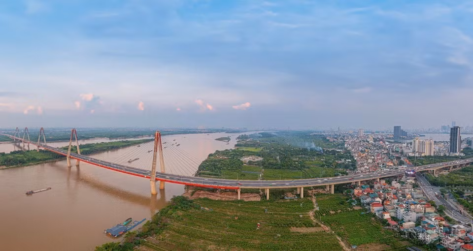 Cầu Nhật Tân là một trong ba cây cầu có số nhịp dây văng lớn nhất thế giới, với thiết kế gồm 5 trụ tháp, tượng trưng cho 5 cửa ô của Hà Nội, 5 cánh hoa đào của làng đào Nhật Tân. (Ảnh: Phạm Tuấn Anh/TTXVN)