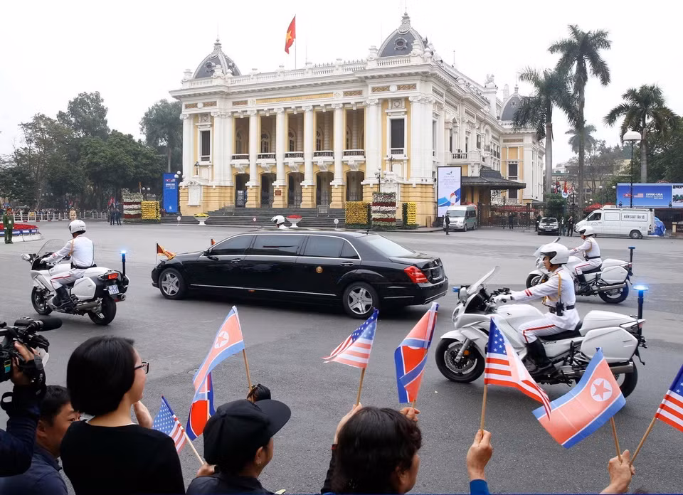 Hà Nội không chỉ là điểm đến an toàn, đáng tin cậy mà còn là 'điểm hẹn' hấp dẫn các chính khách và bạn bè quốc. Trong ảnh: Đoàn xe đưa Chủ tịch Triều Tiên Kim Jong-un di chuyển qua Quảng trường Cách mạng Tháng Tám để đến gặp Tổng thống Mỹ Donald Trump, tại Hội nghị Thượng đỉnh Mỹ-Triều Tiên lần thứ hai, ngày 28/2/2019. (Ảnh: Lâm Khánh /TTXVN)