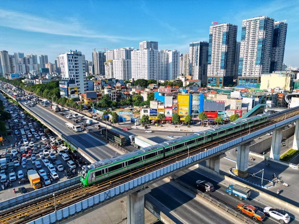Diện mạo đô thị Hà Nội ngày càng hiện đại, tình trạng ùn tắc giao thông được cải thiện đáng kể, thúc đẩy phát triển kinh tế - xã hội. Trong ảnh: Tuyến đường sắt đô thị Cát Linh-Hà Đông (Hà Nội) - tuyến đường sắt đô thị đầu tiên của cả nước trở thành phương tiện đi lại hằng ngày của đông đảo người dân Thủ đô. (Ảnh: Tuấn Anh/TTXVN)