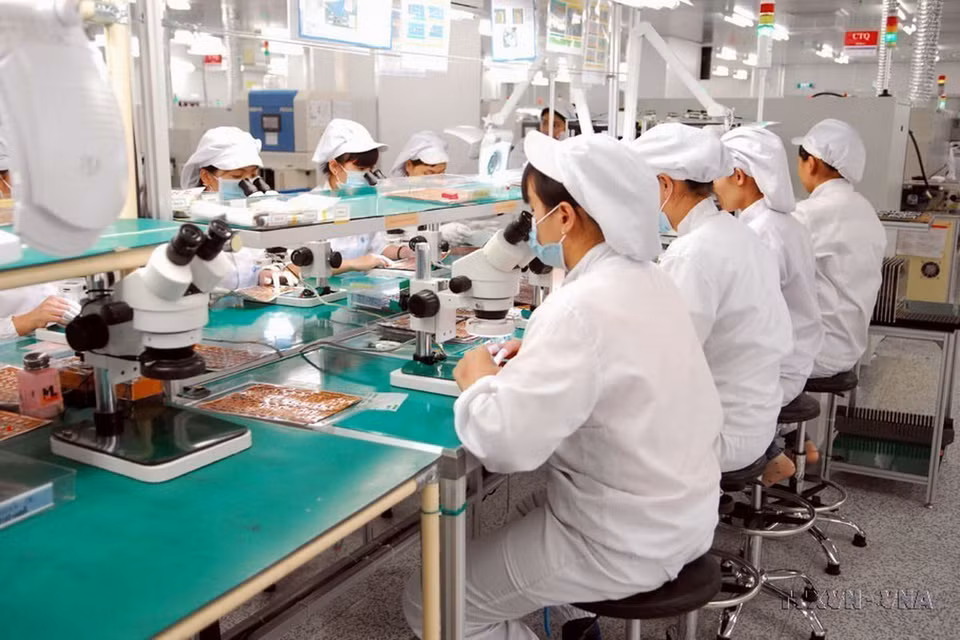 Hà Nội luôn là Thủ đô bình yên, có sức hấp dẫn lớn đối với du khách và các nhà đầu tư quốc tế. Trong ảnh: Dây chuyền sản xuất linh kiện điện tử tại Công ty TNHH Synopex Việt Nam (vốn đầu tư của Hàn Quốc), tại Khu công nghiệp Quang Minh (Hà Nội). (Ảnh: Danh Lam/TTXVN)