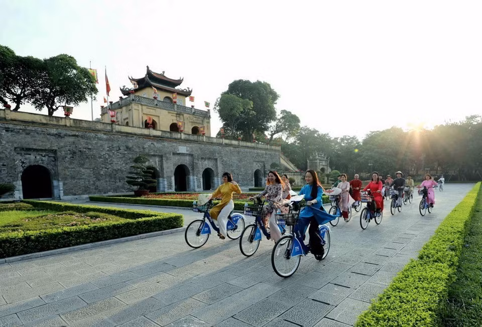 Với cộng đồng quốc tế, Thủ đô Hà Nội là một thành phố luôn phát triển năng động nhưng vẫn giữ những nét truyền thống. Trong ảnh: Phụ nữ Thủ đô trong trang phục áo dài đạp xe qua các điểm di sản của Hà Nội trong 'Áo dài kết nối du lịch và di sản Hà Nội lần thứ nhất - năm 2023.' (Ảnh: Nhật Anh/TTXVN)