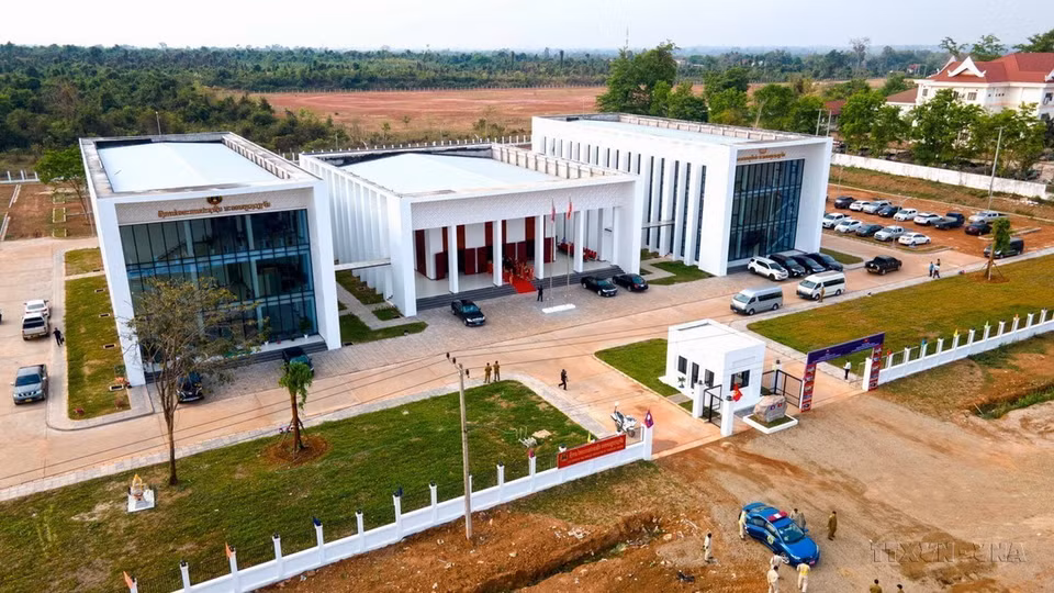 Trong một thập kỷ qua, Hà Nội đã kết nghĩa với nhiều thành phố trên thế giới Vientiane (Lào), Seoul (Hàn Quốc), Fukuoka (Nhật Bản), Yerevan (Armenia)… Trong ảnh: Trụ sở Sở Tư pháp và Viện Kiểm sát thủ đô Vientiane (Lào). Đây là dự án hữu nghị giai đoạn 2022-2025 giữa thủ đô Hà Nội và thủ đô Vientiane. (Ảnh: Đỗ Bá Thành/TTXVN)
