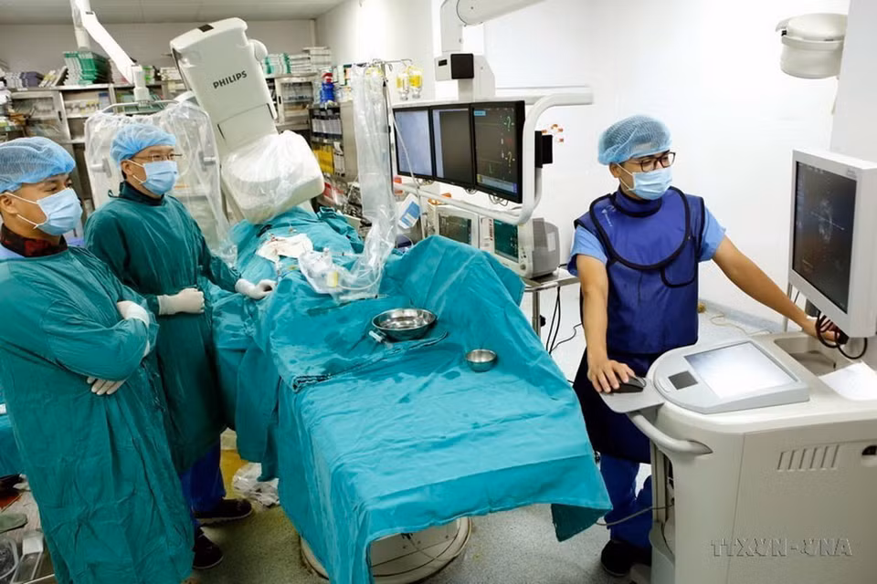 Y tế Hà Nội có bước phát triển vững chắc, đáp ứng ngày càng tốt hơn nhu cầu khám chữa bệnh của nhân dân. Trong ảnh: Bệnh viện Tim Hà Nội thực hiện kỹ thuật thông tim chẩn đoán và điều trị các bệnh tim bẩm sinh ngang tầm với khu vực và thế giới đã trở thành thường quy. (Ảnh: Dương Ngọc/TTXVN)