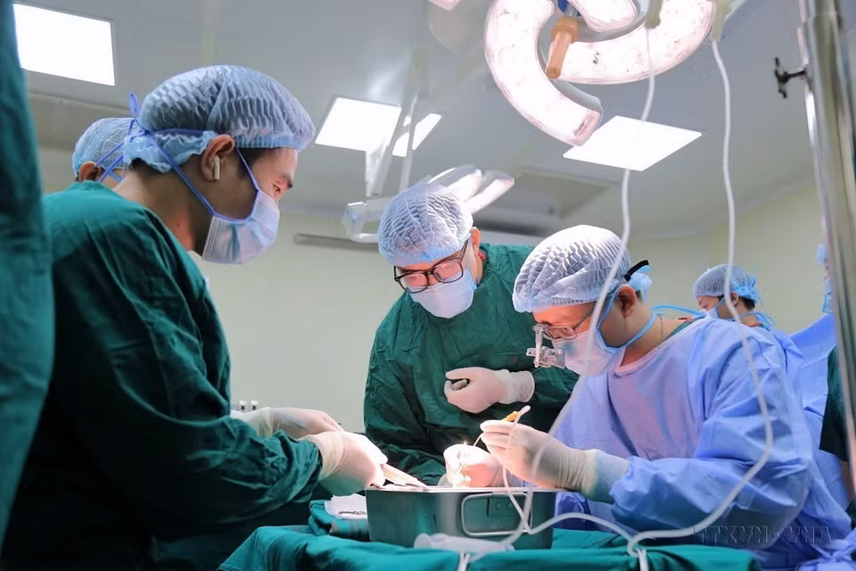 Ngày 8/9/2024, Bệnh viện Đa khoa Đức Giang (Hà Nội) chính thức ghi tên mình trên bản đồ ghép tạng Việt Nam bằng việc thực hiện thành công ca ghép thận đầu tiên cho một bệnh nhân nữ ở Tuyên Quang. (Ảnh: Minh Quyết/TTXVN)