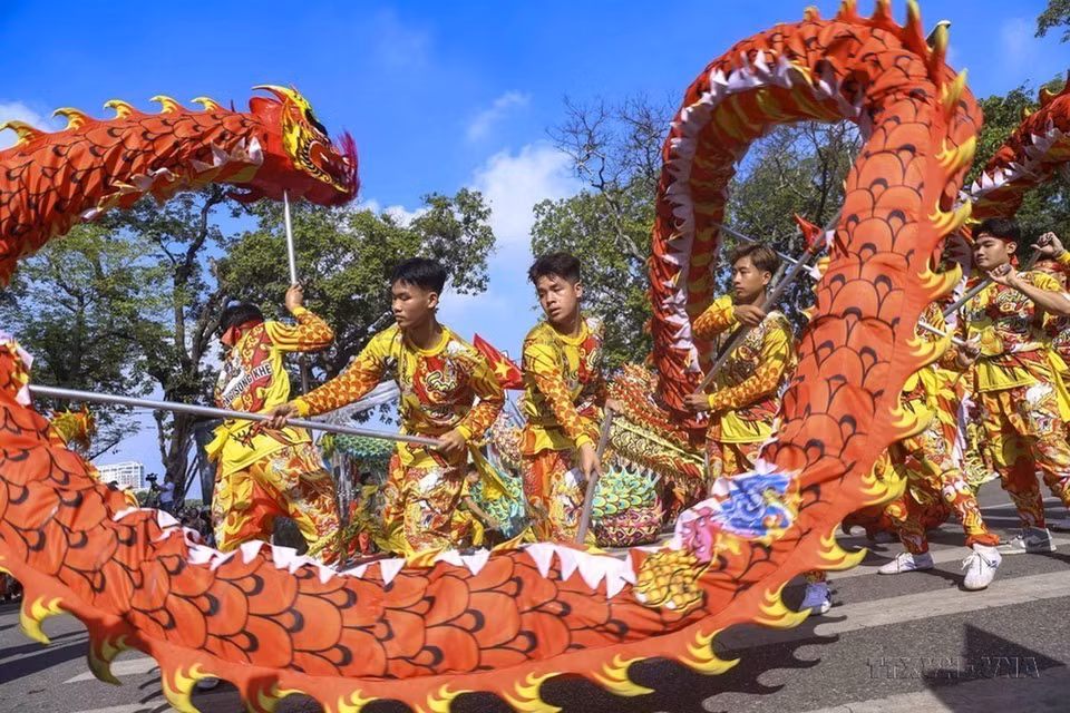 Hà Nội luôn hội tụ nhiều tinh hoa văn hóa, xây dựng người Hà Nội thanh lịch, văn minh. Trong ảnh: Tiết mục múa rồng của huyện Thanh Oai tại Carnaval Festival Thu Hà Nội 2023. (Ảnh: Tuấn Đức/TTXVN)
