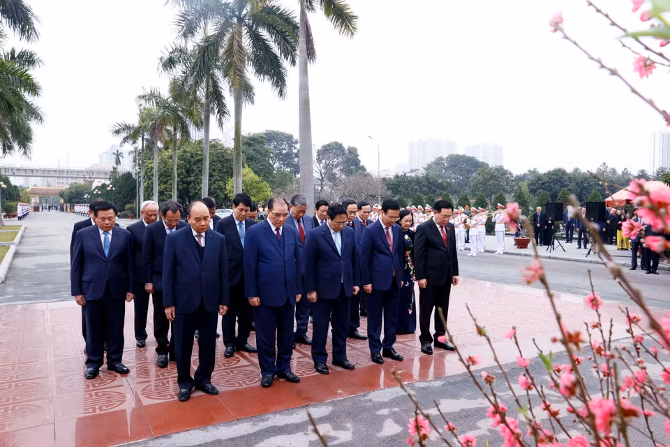 Các lãnh đạo, nguyên lãnh đạo Đảng, Nhà nước tưởng niệm các vị tiền bối cách mạng và các Anh hùng, Liệt sỹ tại Nghĩa trang Mai Dịch. (Ảnh: Văn Điệp/TTXVN)