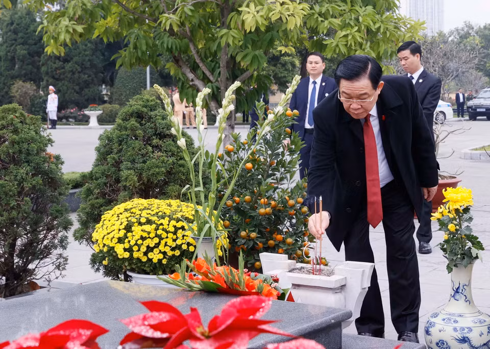 Chủ tịch Quốc hội Vương Đình Huệ thắp hương tại mộ phần các vị tiền bối cách mạng và các Anh hùng, Liệt sỹ tại Nghĩa trang Mai Dịch. (Ảnh: Văn Điệp/TTXVN)