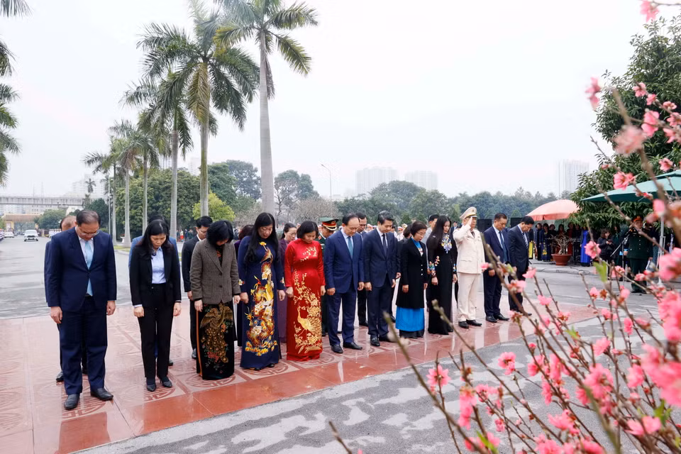 Đoàn đại biểu thành phố Hà Nội tưởng niệm các vị tiền bối cách mạng và các Anh hùng, Liệt sỹ tại Nghĩa trang Mai Dịch. (Ảnh: Văn Điệp/TTXVN)