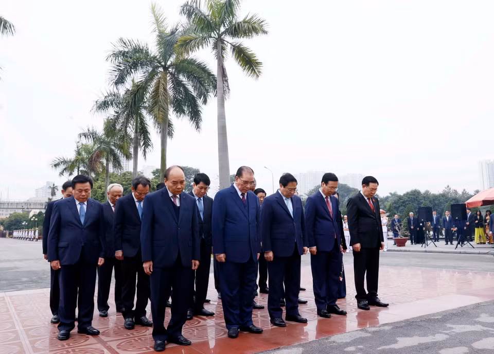 Các lãnh đạo, nguyên lãnh đạo Đảng, Nhà nước tưởng niệm các vị tiền bối cách mạng và các Anh hùng, Liệt sỹ tại Nghĩa trang Mai Dịch. (Ảnh: Văn Điệp/TTXVN)