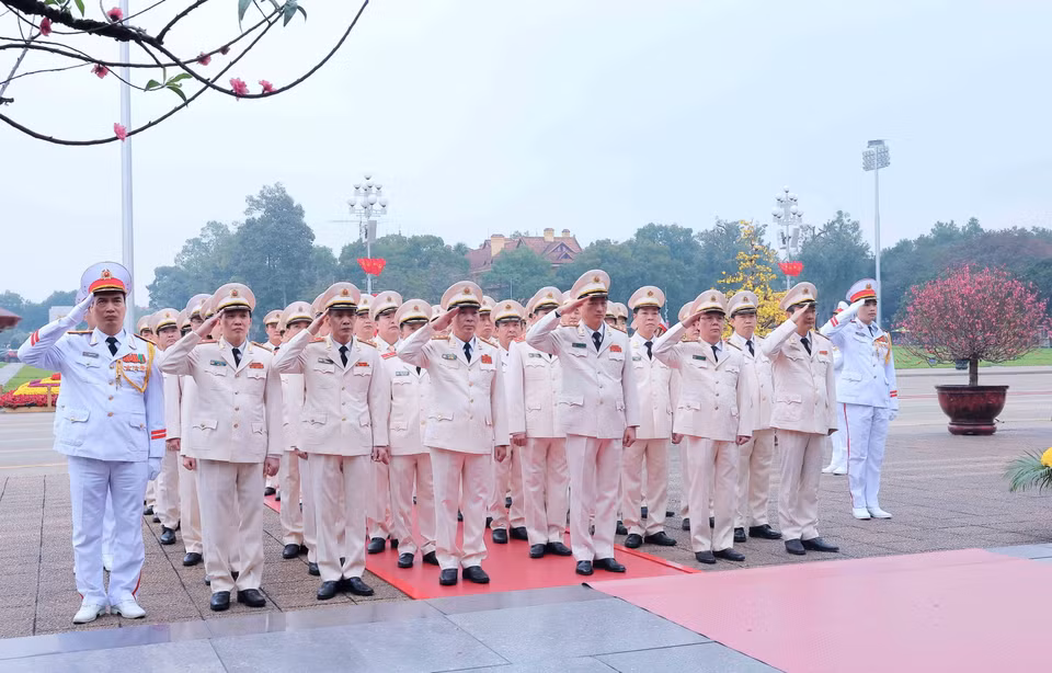 Đoàn Đại biểu Đảng ủy Công an Trung ương-Bộ Công an thành kính Chủ tịch Hồ Chí Minh. (Ảnh: An Đăng/TTXVN)