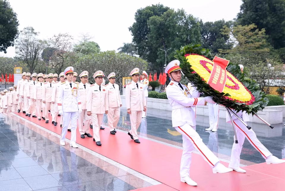 Đoàn Đại biểu Đảng ủy Công an Trung ương-Bộ Công an đến đặt vòng hoa tưởng niệm các Anh hùng Liệt sỹ. (Ảnh: Phạm Kiên/TTXVN)