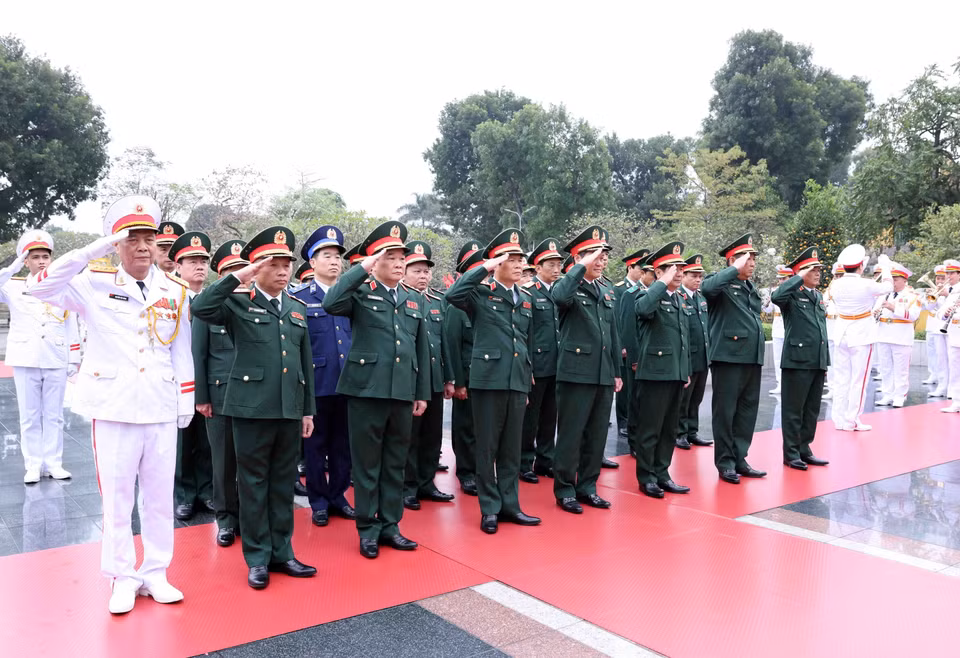 Đoàn Đại biểu Quân ủy Trung ương-Bộ Quốc phòng tưởng niệm các Anh hùng Liệt sỹ. (Ảnh: Phạm Kiên/TTXVN)