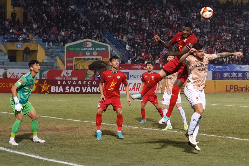 Hàng thủ của Hồng Lĩnh Hà Tĩnh chơi kín kẽ và phong tỏa hầu hết những đường tạt bóng bổng của đội bóng ngành Công an. (Ảnh: Việt Anh/Vietnam+)