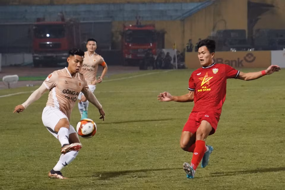 Trong ngày hậu vệ Hồ Tấn Tài vắng mặt (đã nhận đủ 3 thẻ vàng), Văn Thanh được lựa chọn bên hành lang cánh của Công an Hà Nội. (Ảnh: Việt Anh/Vietnam+)