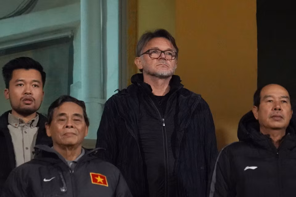 Huấn luyện viên trưởng Đội tuyển Việt Nam Philippe Troussier có mặt trên khán đài để kiểm tra phong độ của các tuyển thủ. (Ảnh: Việt Anh/Vietnam+)