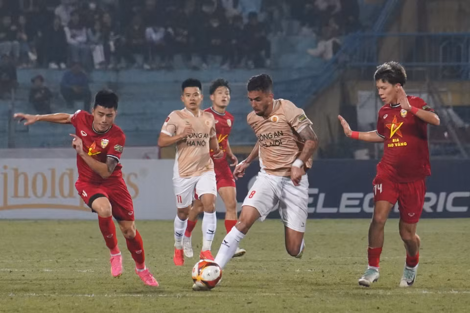 Ngoại binh Junior Fialho (áo vàng) không thể vượt qua lớp phòng ngự dày đặc của đội khách Hà Tĩnh. (Ảnh: Việt Anh/Vietnam+)