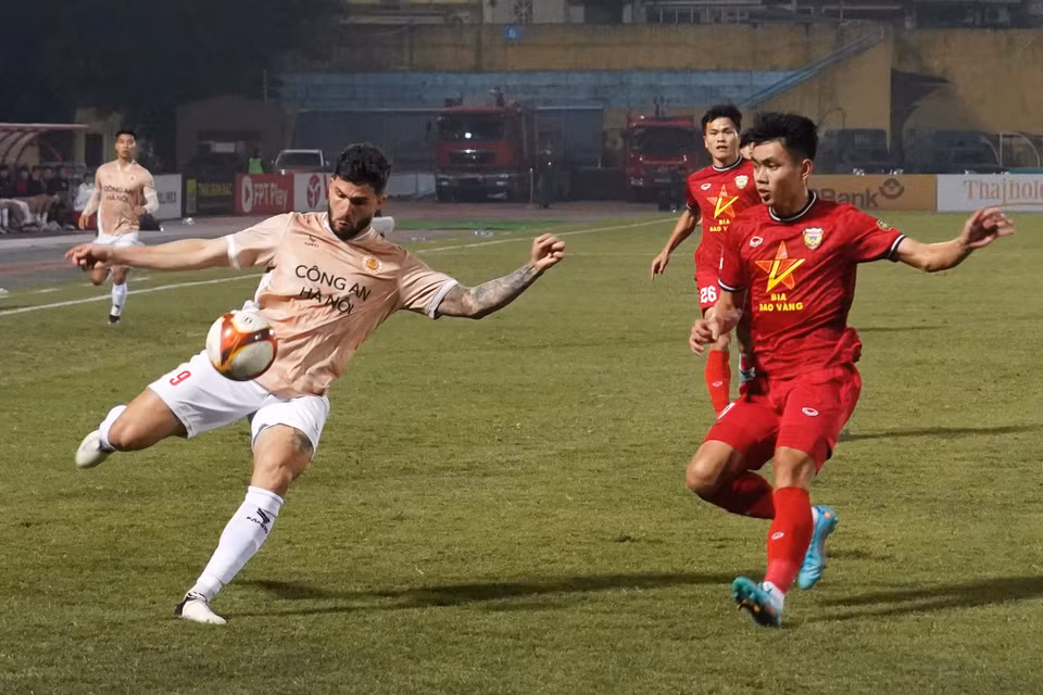 Với lợi thế sân nhà, Công an Hà Nội chủ động đẩy cao đội hình nhằm áp đặt thế trận. (Ảnh: Việt Anh/Vietnam+)