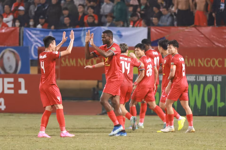 Chưa kịp cụ thể hóa các cơ hội, đội chủ nhà bất ngờ nhận bàn thua ở phút thứ 57. Ngoại binh Ibara là người lập công trên chấm phạt đền cho Hà Tĩnh. (Ảnh: Việt Anh/Vietnam+)
