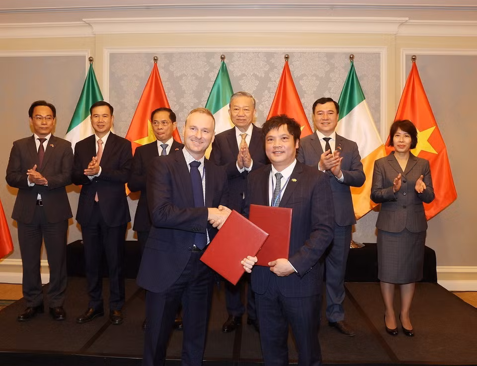 Tổng Giám đốc Tập đoàn FPT và Giám đốc điều hành Kyndryl Ireland trao Thỏa thuận khung giữa Tập đoàn FPT và Công ty công nghệ Kyndryl về hợp tác trong lĩnh vực chuyển đổi số, phát triển ứng dụng AI. (Ảnh: Trí Dũng/TTXVN)