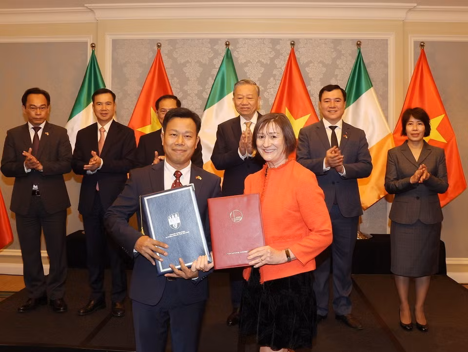 Lễ trao Biên bản ghi nhớ (MOU) giữa Đại học Quốc gia Hà Nội và Đại học Dublin, Ireland. (Ảnh: Trí Dũng/TTXVN)