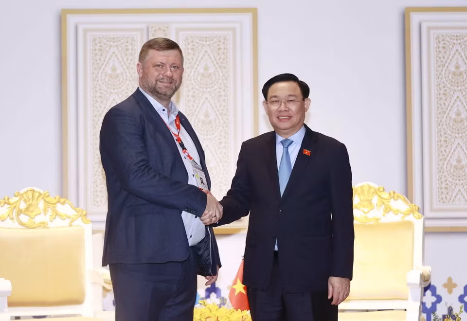 Chủ tịch Quốc hội Vương Đình Huệ gặp Phó Chủ tịch Quốc hội Ukraina Oleksandr Korniyenko. (Ảnh: Doãn Tấn/TTXVN)