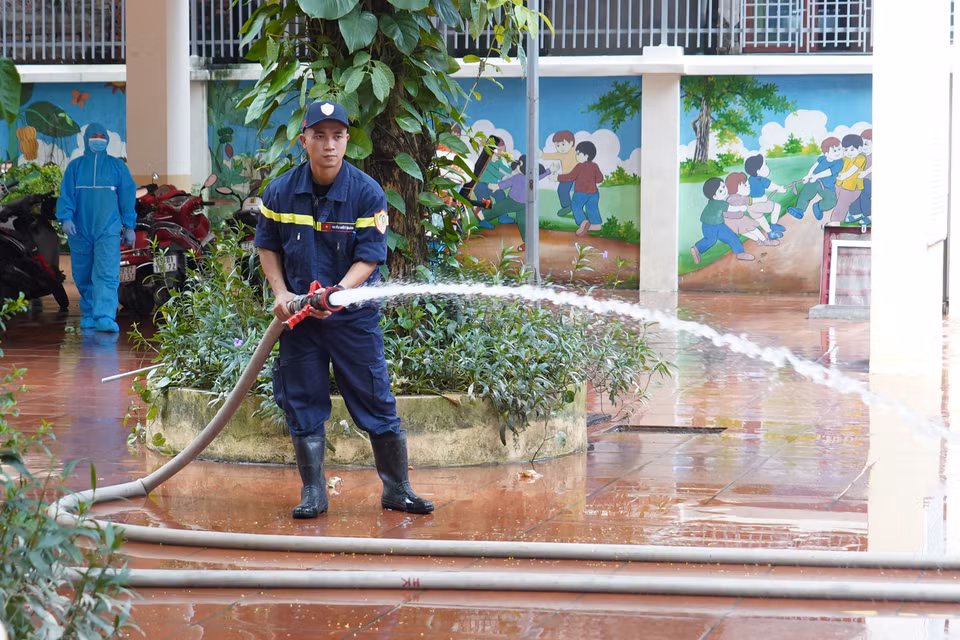 Lực lượng Cảnh sát Phòng cháy Chữa cháy hỗ trợ người dân dọn dẹp sau bão. (Ảnh: Việt Anh/Vietnam+)