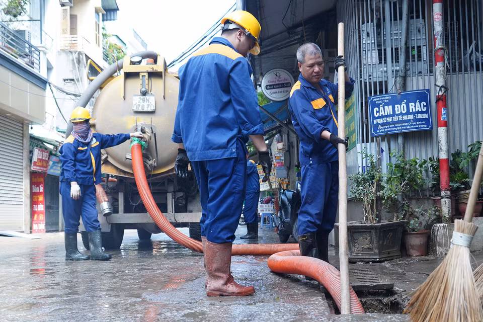 Lực lượng đơn vị Thoát nước Hà Nội tiến hành bơm tiêu thoát nước để tránh ngập úng. (Ảnh: Việt Anh/Vietnam+)