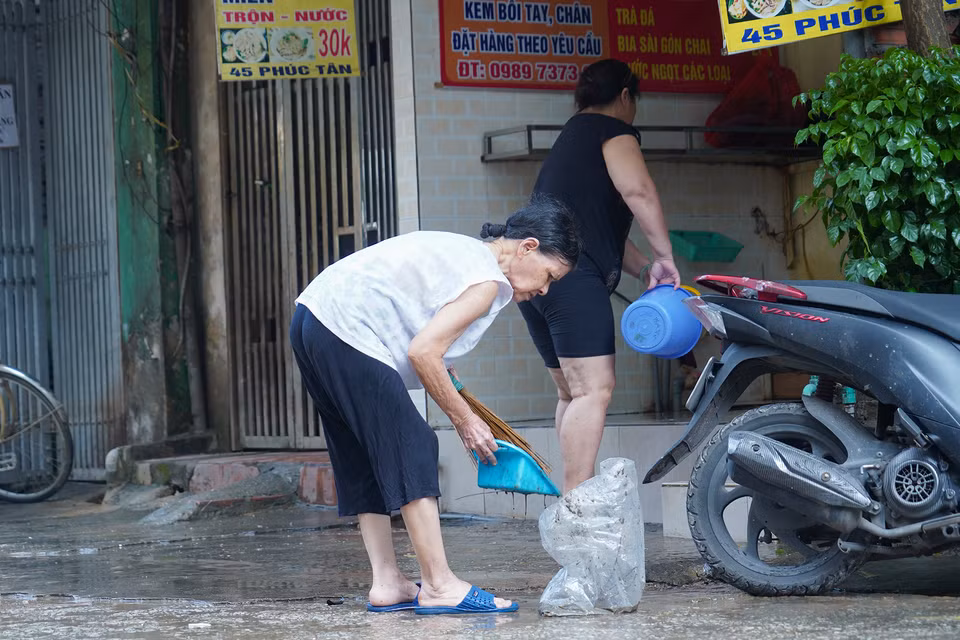 Người già cũng chung tay dọn vệ sinh cho khu phố. (Ảnh: Việt Anh/Vietnam+)