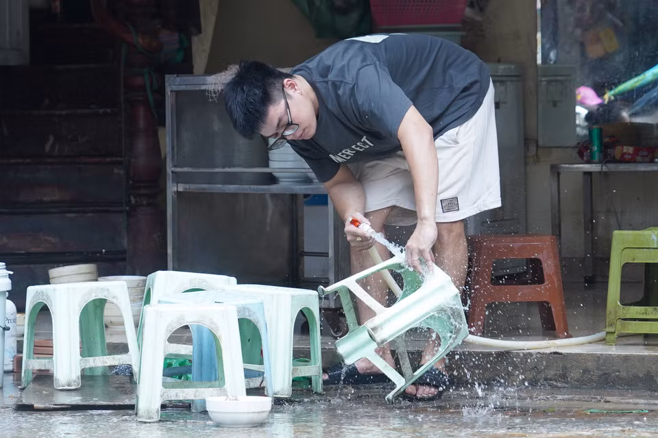 Người người nhà nhà hối hả với công việc dọn dẹp sau bão. (Ảnh: Việt Anh/Vietnam+)