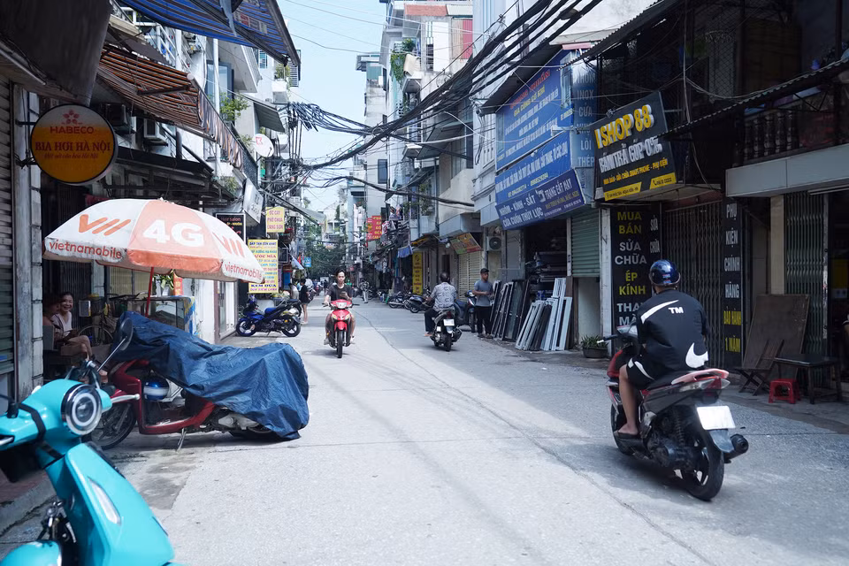 Sáng 13/9, nước lũ đã rút tại khu vực phường Phúc Tân (quận Hoàn Kiếm, Hà Nội), cuộc sống của người dân tại khu vực này bắt đầu trở lại nhịp sinh hoạt thường ngày. (Ảnh: Việt Anh/Vietnam+)