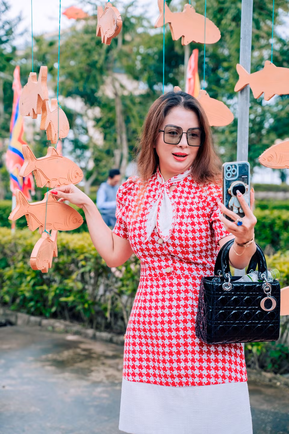Chị Văn Thị Mỹ Nàng, du khách đến từ Thành phố Hồ Chí Minh cho biết sau khi tham quan "làng cá gỗ" và hiểu hơn về mảnh đất khoa bảng này cũng mong muốn con cháu mình sẽ có được tinh thần hiếu học và thành đạt như các thế hệ người dân làng Quỳnh. (Ảnh: Mai Mai/Vietnam+)