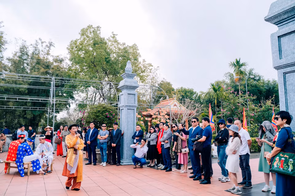 Tiếp đó, cụm di tích đầu làng tiếp tục với câu chuyện gắn với Quỳnh Quận Công Hồ Phi Tích. Du khách hiểu thêm về sự tích và ý nghĩa con cá gỗ qua hoạt cảnh thú vị “Ông đồ Nghệ và con cá gỗ.” (Ảnh: Mai Mai/Vietnam+)