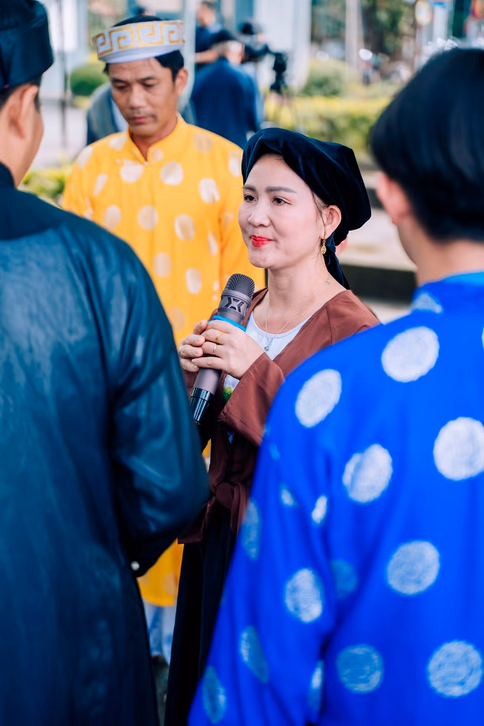 Những diễn viên quần chúng của "làng cá gỗ" đã rất cố gắng và nỗ lực để tròn vai. Họ không chỉ diễn mà như đang kể câu chuyện lịch sử đã thấm đẫm từ tiềm thức và quen thuộc trong đời sống của mình. (Ảnh: Mai Mai/Vietnam+)