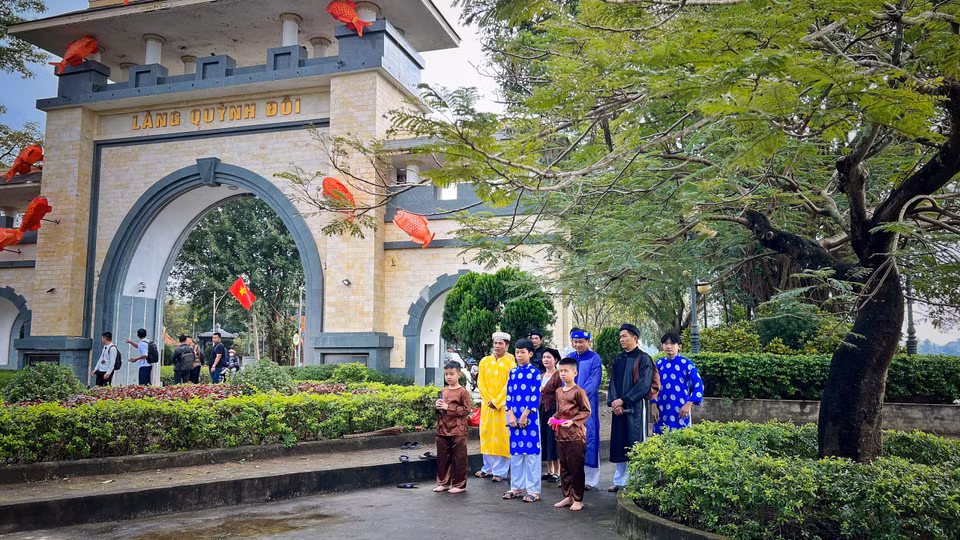 Hậu trường của người dân làng Quỳnh chuẩn bị diễn hoạt cảnh về thời khắc gia đình cậu bé Nguyễn Sinh Cung xưa (Chủ tịch Hồ Chí Minh) rời làng. (Ảnh: Mai Mai/Vietnam+)