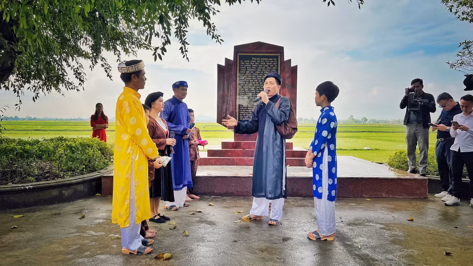 Đây không phải là những diễn viên chuyên nghiệp, họ đều là người dân làng, những người thường ngày chân lấm tay bùn với công việc đồng áng nhưng vẫn hăng say nghệ thuật. (Ảnh: Mai Mai/Vietnam+)