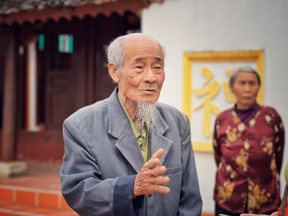 Ông Hồ Phi Sinh là hậu duệ của Quận Công Hồ Phi Tích cho biết đang cùng vợ trực tiếp trông coi từ đường của cụ Hồ Phi Tích và đón tiếp du khách vào tham quan. (Ảnh: Mai Mai/Vietnam+)