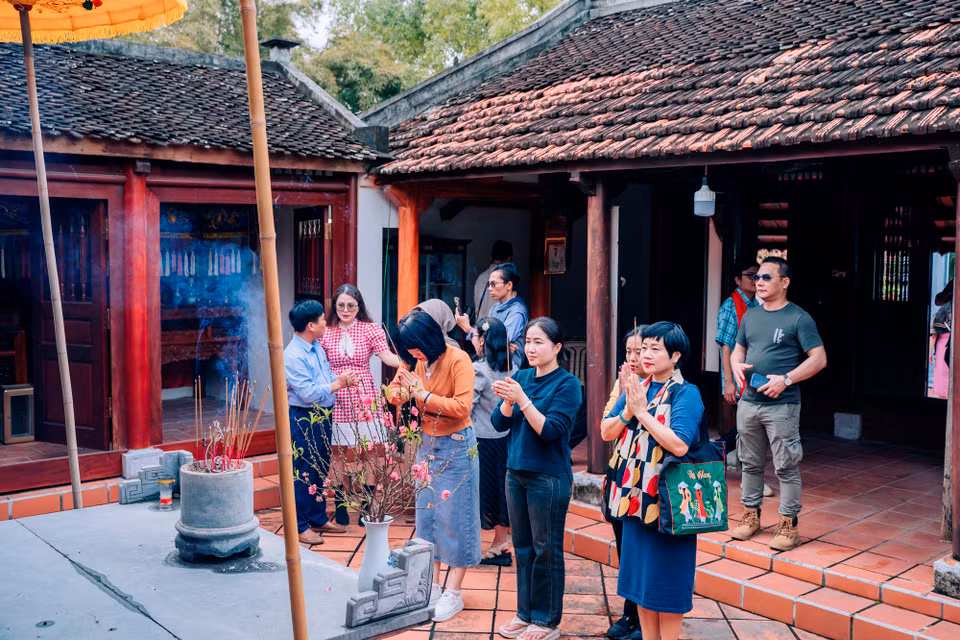 Ngôi làng còn nổi tiếng là đất địa linh nhân kiệt, là quê hương của những tên tuổi nổi tiếng như: Bà chúa thơ Nôm – Hồ Xuân Hương, vua Hồ Quý Ly, anh hùng áo vải Tây Sơn - vua Quang Trung (Nguyễn Huệ) với tên gọi khác nữa là Hồ Thơm, nhà hoạt động cách mạng Hồ Tùng Mậu, anh hùng lực lượng vũ trang Cù Chính Lan... (Ảnh: Mai Mai/Vietnam+)